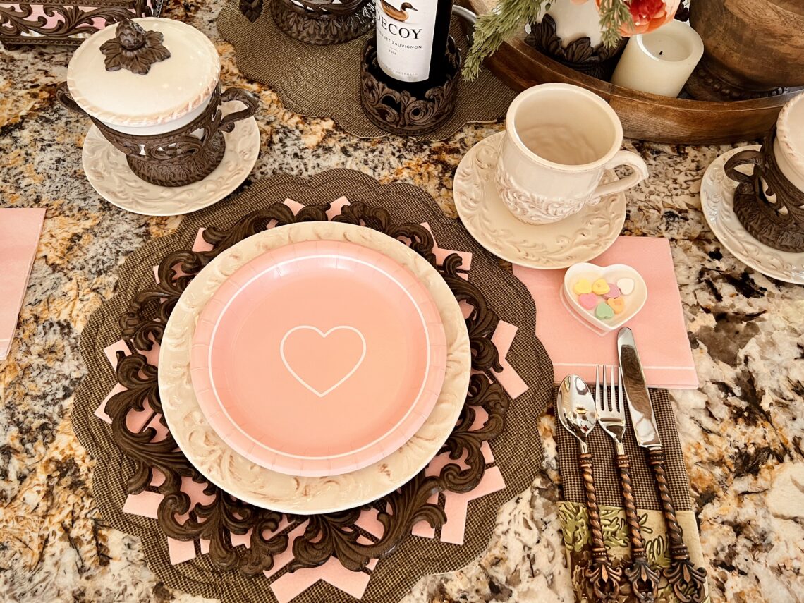 Valentine's Day table Light pink simple heart