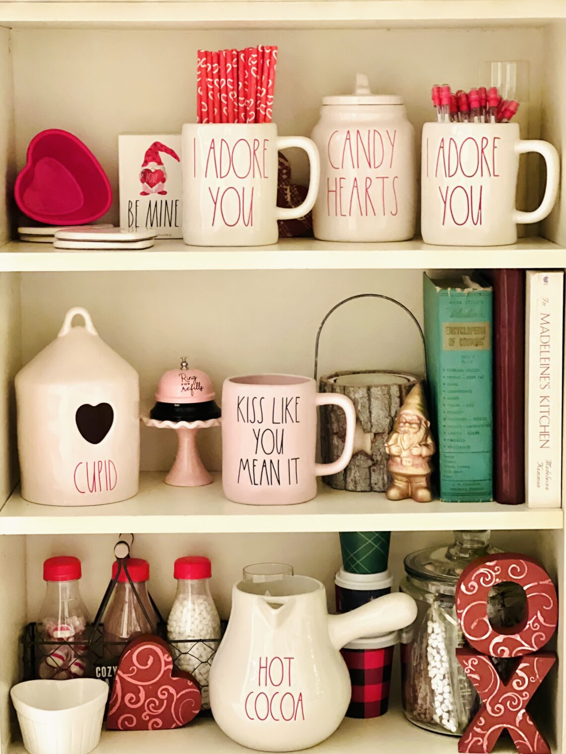 10 Elegant Easy Valentine’s Day Crafts to DIY mugs gnomes X&O hearts